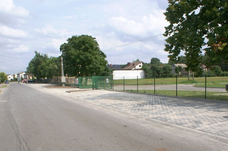 Więcej miejsc parkingowych i chodników