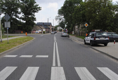 Wjechał samochodem w barierki i uciekł