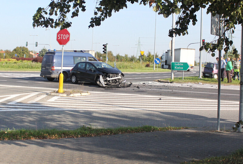 Zdjęcie 8: Kolizja na skrzyżowaniu Al. Sikorskiego z al. Concordii