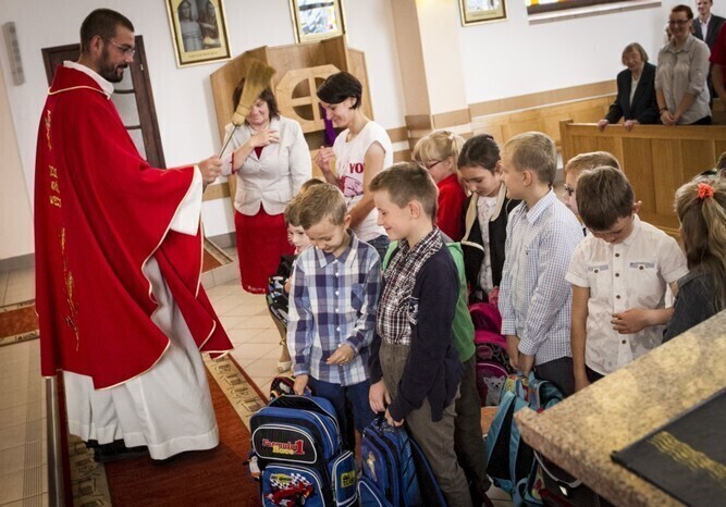 Poświęcili plecaki