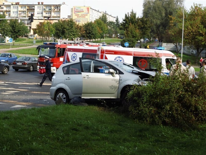 Zdjęcie 6: Groźny wypadek na skrzyżowaniu Al. Sikorskiego i ul. Kostromskiej