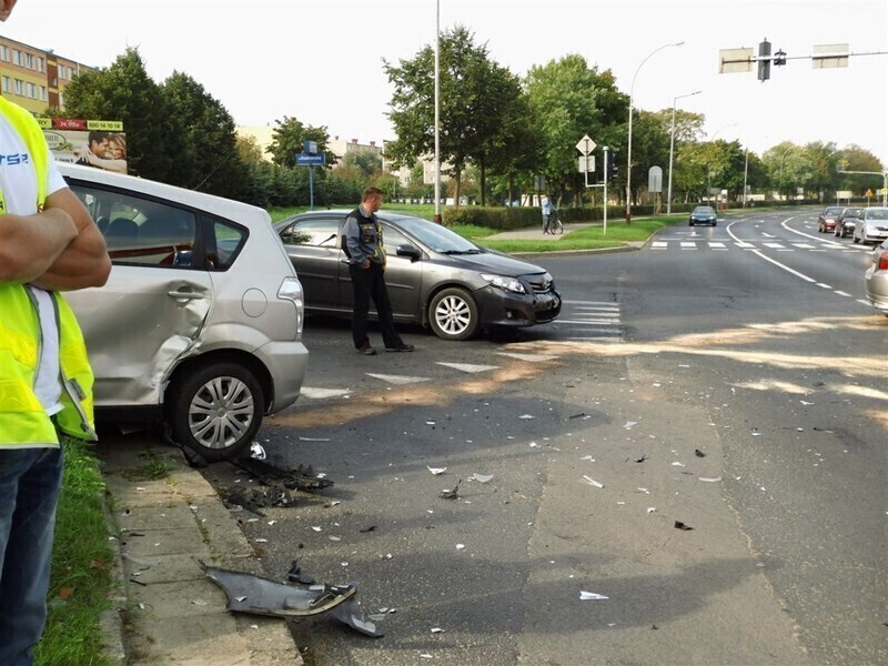 Zdjęcie 8: Groźny wypadek na skrzyżowaniu Al. Sikorskiego i ul. Kostromskiej