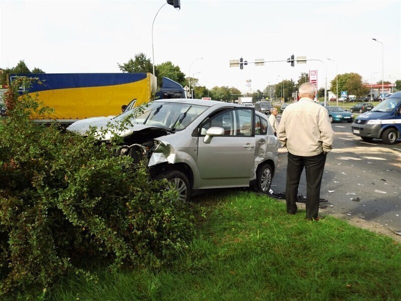 Zdjęcie 10: Groźny wypadek na skrzyżowaniu Al. Sikorskiego i ul. Kostromskiej