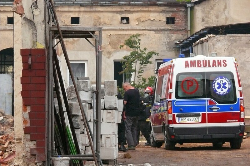 Zdjęcie 6: Runęła ściana w starej octowni. Jedna osoba nie żyje