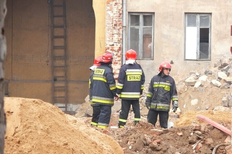 Zdjęcie 7: Runęła ściana w starej octowni. Jedna osoba nie żyje