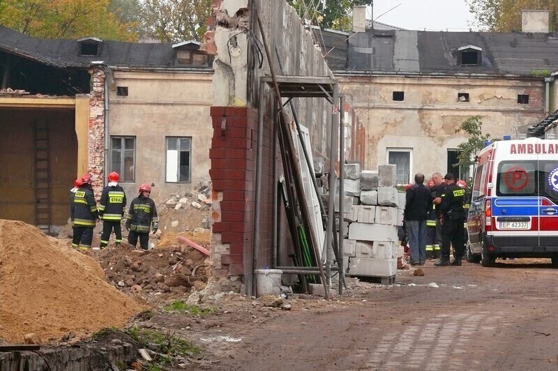 Zdjęcie 8: Runęła ściana w starej octowni. Jedna osoba nie żyje