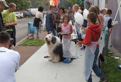Zdjęcie 1: Wspólnie pomalowali budynek TPS-u