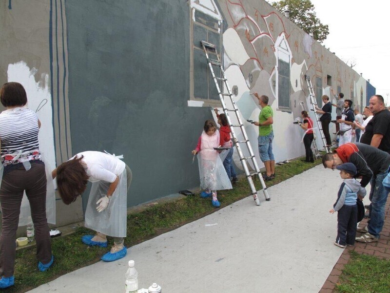 Zdjęcie 3: Wspólnie pomalowali budynek TPS-u