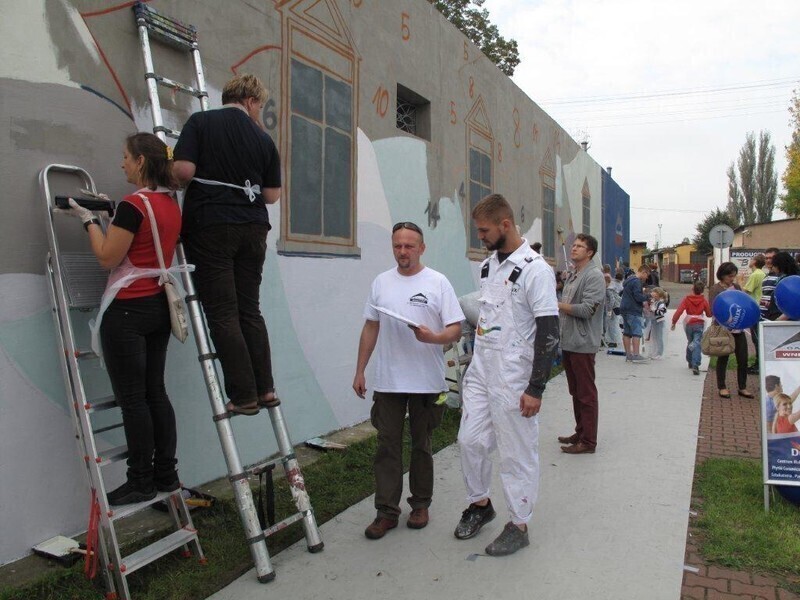 Zdjęcie 8: Wspólnie pomalowali budynek TPS-u