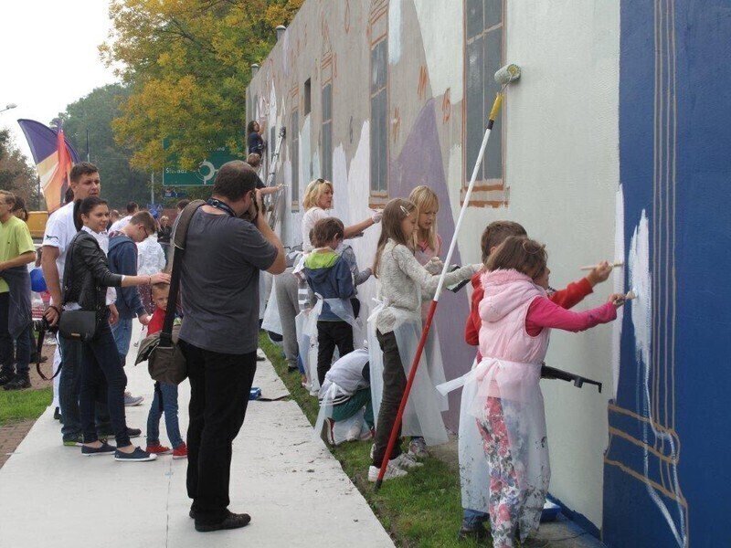Zdjęcie 11: Wspólnie pomalowali budynek TPS-u