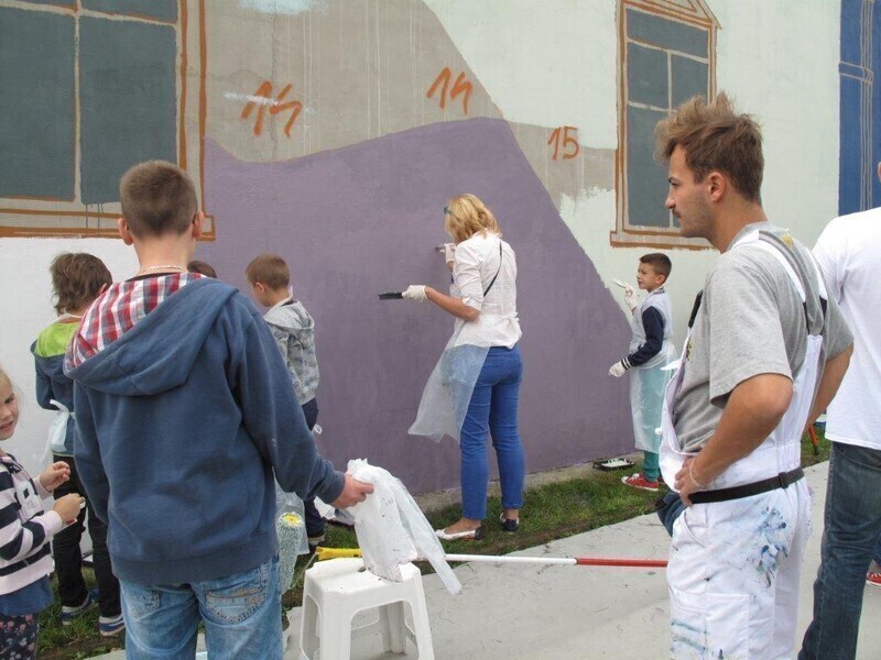 Zdjęcie 12: Wspólnie pomalowali budynek TPS-u