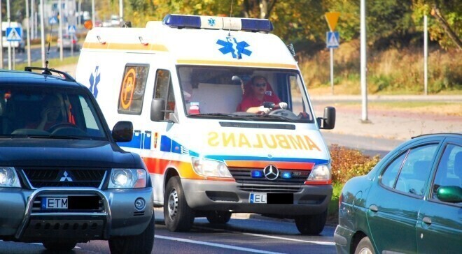 Kolejny atak na karetkę pogotowia