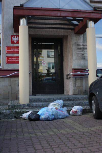 Zdjęcie 2: Grzegorz Sowa wyrzucił śmieci przed Urzędem Miasta