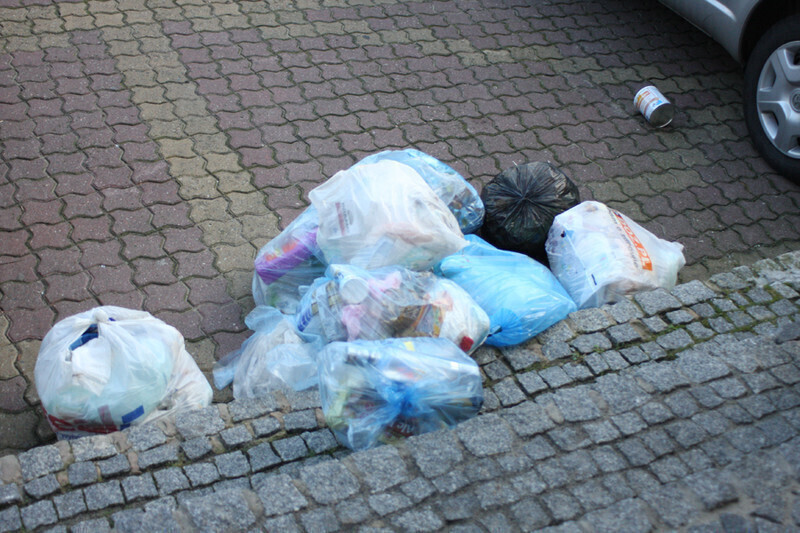 Zdjęcie 4: Grzegorz Sowa wyrzucił śmieci przed Urzędem Miasta