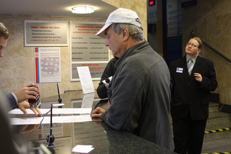 Zdjęcie 5: Grzegorz Sowa wyrzucił śmieci przed Urzędem Miasta