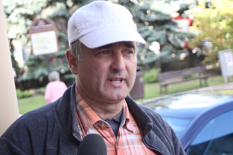 Zdjęcie 6: Grzegorz Sowa wyrzucił śmieci przed Urzędem Miasta