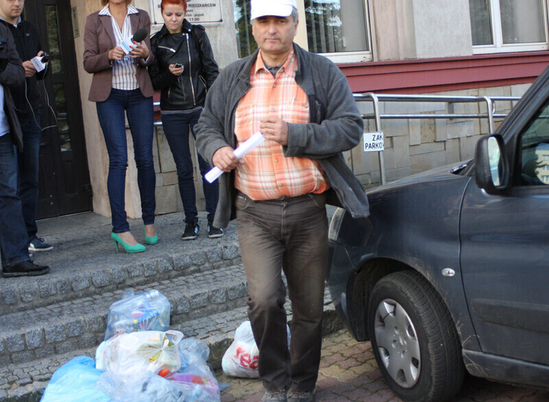 Zdjęcie 7: Grzegorz Sowa wyrzucił śmieci przed Urzędem Miasta