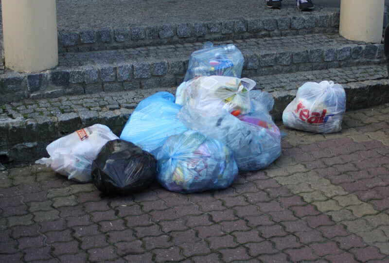 Zdjęcie 8: Grzegorz Sowa wyrzucił śmieci przed Urzędem Miasta