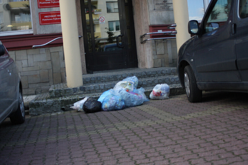 Zdjęcie 9: Grzegorz Sowa wyrzucił śmieci przed Urzędem Miasta