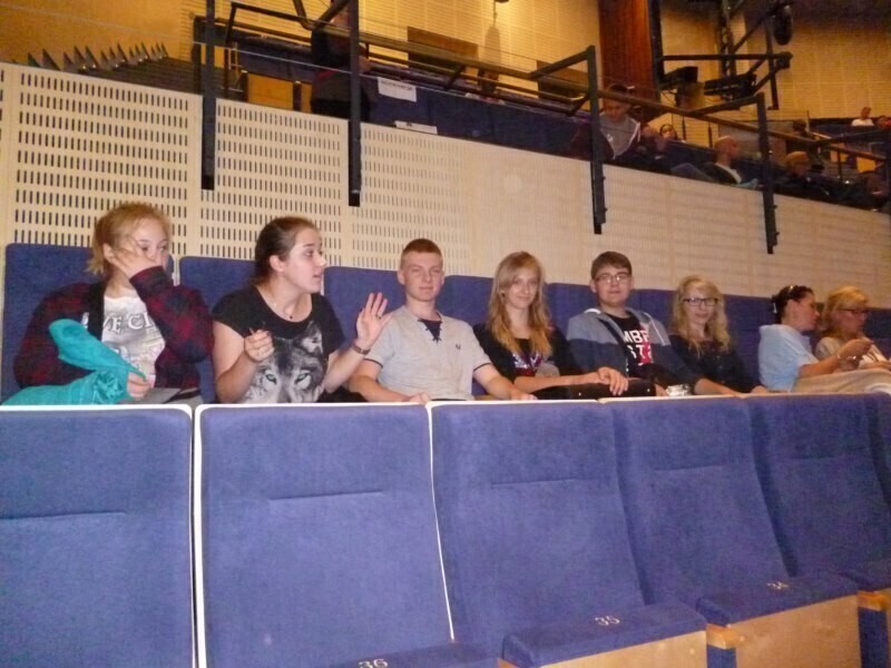 Zdjęcie 35: Uczniowie ZSP 2 na widowni 39. Festiwalu Filmowego w Gdyni