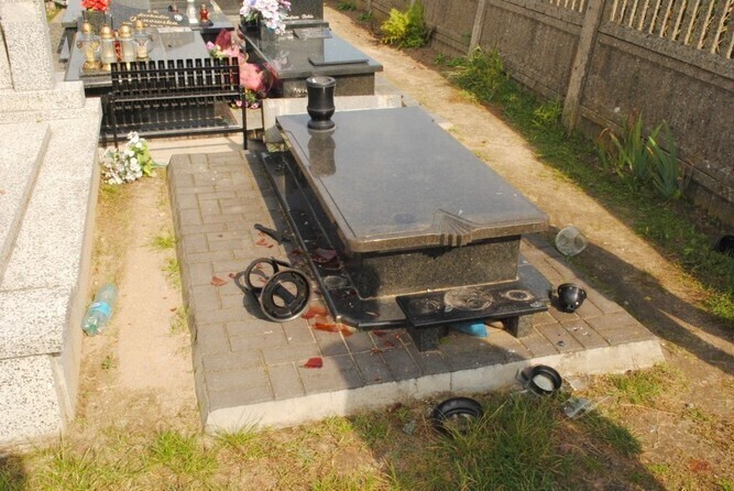 Nastolatek zniszczył 13 nagrobków