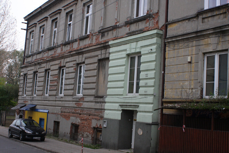 Zdjęcie 2: Tynk z kamienicy spada na głowy mieszkańców