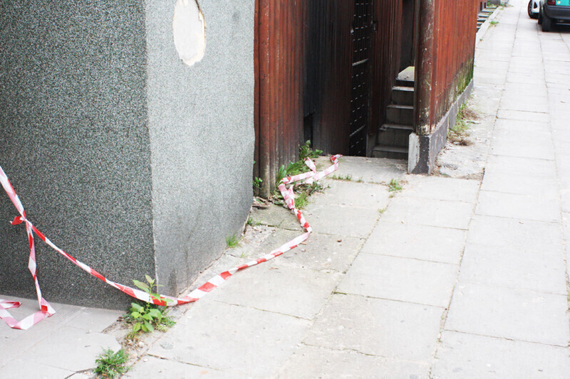 Zdjęcie 3: Tynk z kamienicy spada na głowy mieszkańców