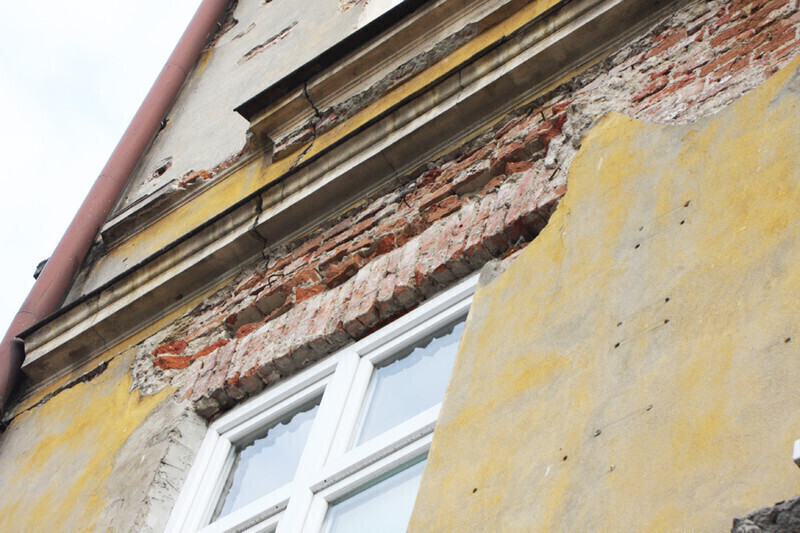 Zdjęcie 4: Tynk z kamienicy spada na głowy mieszkańców