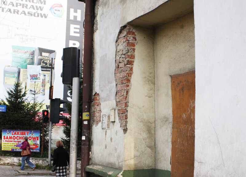 Zdjęcie 5: Tynk z kamienicy spada na głowy mieszkańców