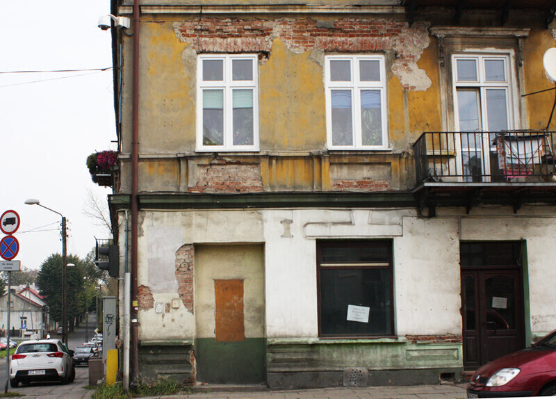 Zdjęcie 6: Tynk z kamienicy spada na głowy mieszkańców