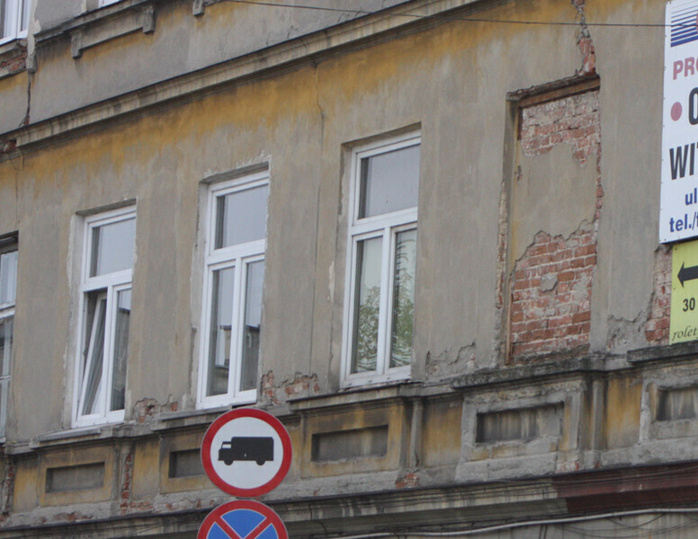 Zdjęcie 8: Tynk z kamienicy spada na głowy mieszkańców