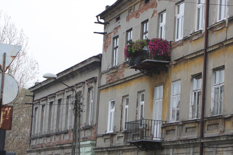 Zdjęcie 9: Tynk z kamienicy spada na głowy mieszkańców