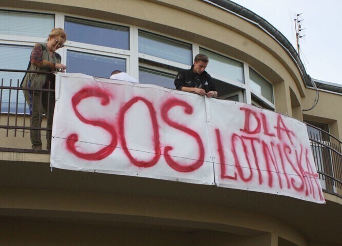 Zdjęcie 1: Walka z wiatrakami na piotrkowskim lotnisku 