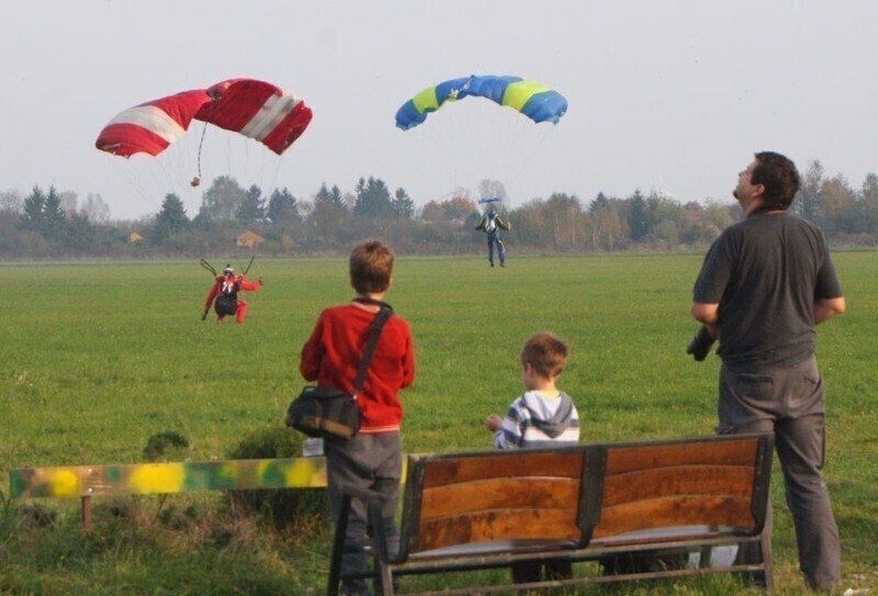 Zdjęcie 2: Walka z wiatrakami na piotrkowskim lotnisku 