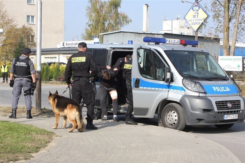Zdjęcie 11: Areszt zaatakowany. Chcieli odbić więźnia 