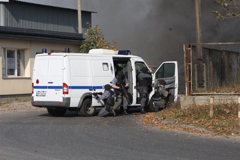 Zdjęcie 21: Areszt zaatakowany. Chcieli odbić więźnia 