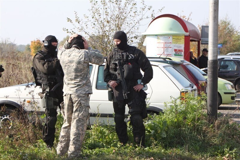 Zdjęcie 24: Areszt zaatakowany. Chcieli odbić więźnia 