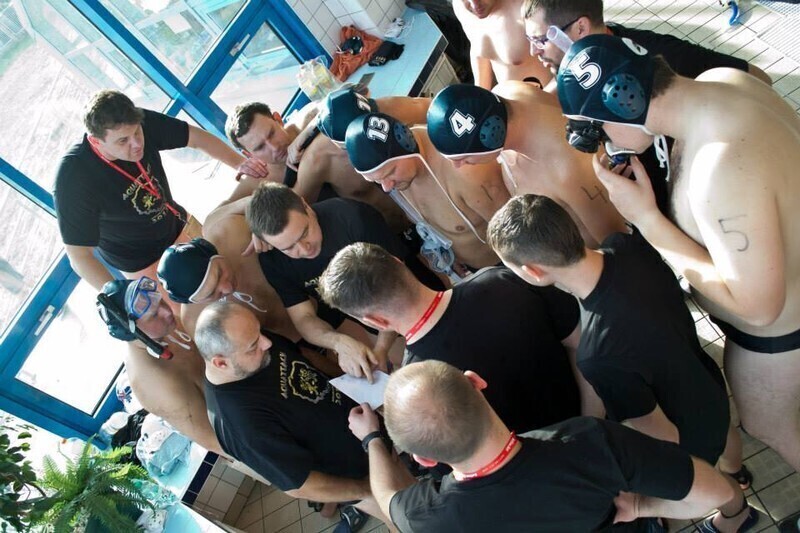 Zdjęcie 2: Zagrają w hokeja... pod wodą