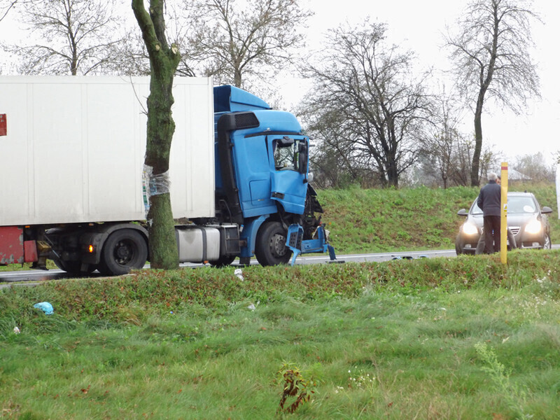 Zdjęcie 4: TIR zderzył się z autobusem