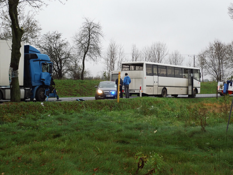 Zdjęcie 6: TIR zderzył się z autobusem
