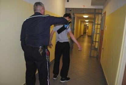 W piwnicy znaleźli torebki z białym proszkiem