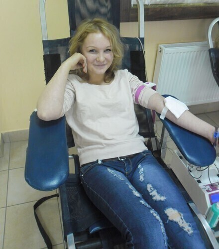 Zdjęcie 1: Honorowo oddawali uczniowie i nauczyciele 