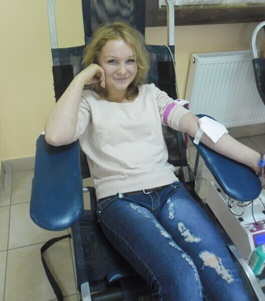 Zdjęcie 2: Honorowo oddawali uczniowie i nauczyciele 