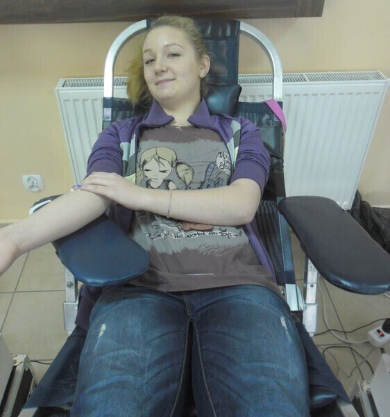 Zdjęcie 3: Honorowo oddawali uczniowie i nauczyciele 