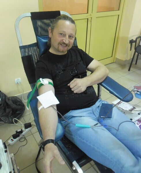 Zdjęcie 4: Honorowo oddawali uczniowie i nauczyciele 