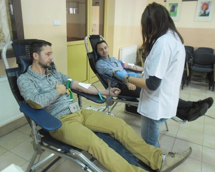 Zdjęcie 5: Honorowo oddawali uczniowie i nauczyciele 