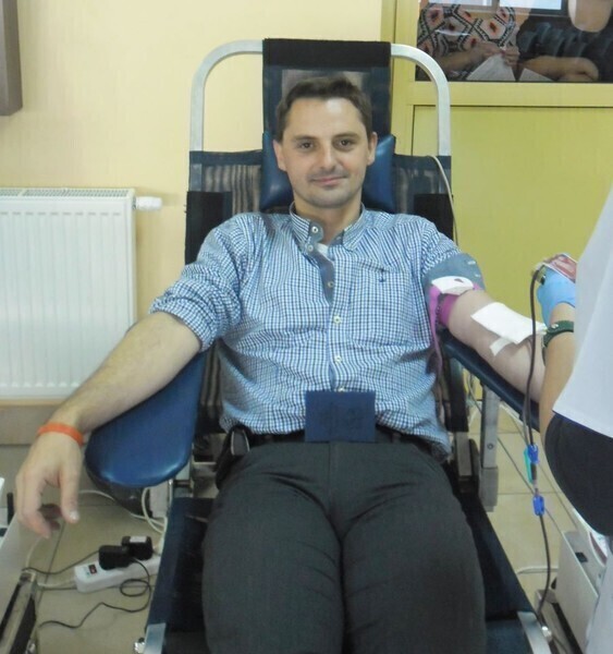 Zdjęcie 6: Honorowo oddawali uczniowie i nauczyciele 