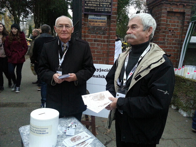 Zdjęcie 1: 27. kwesta na ratowanie zabytkowych grobów