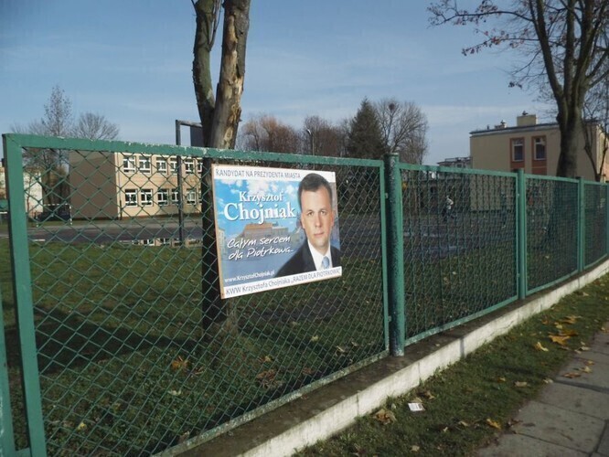 Rozwieszają plakaty na szkolnych płotach