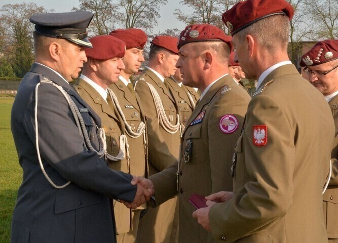 Zdjęcie 1: W Tomaszowie odznaczyli żołnierzy 